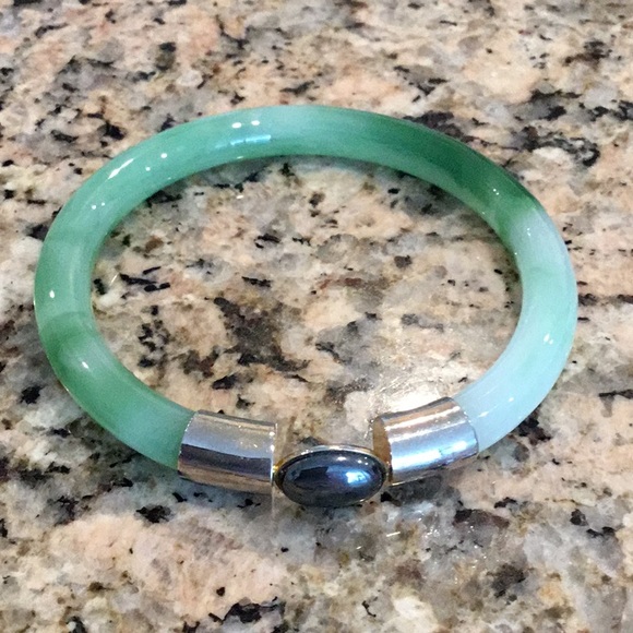 Beautiful Jade Bracelet w/ Hematite - Picture 2 of 5